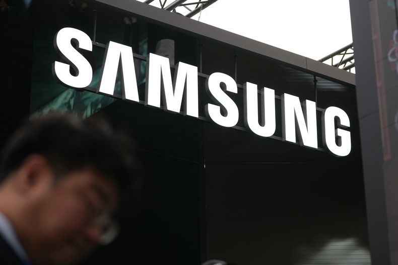 El logo de Samsung en una sala de exhibiciones en Gyeongju, Corea del Sur, el 30 de octubre del 2025. (AP foto/Lee Jin-man)