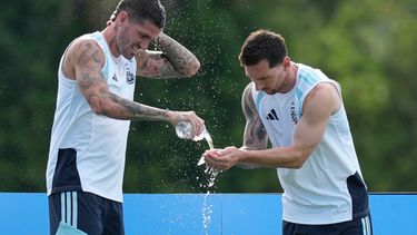 El capitán de Argentina, Lionel Messi, y Rodrigo De Paul (a la izquierda) se refrescan durante el entrenamiento para el partido contra Cabo Verde en dieciseisavos del Mundal en Fort Lauderdale, Florida, jueves 2 de julio, 2026. (AP Foto/Rebecca Blackwell)