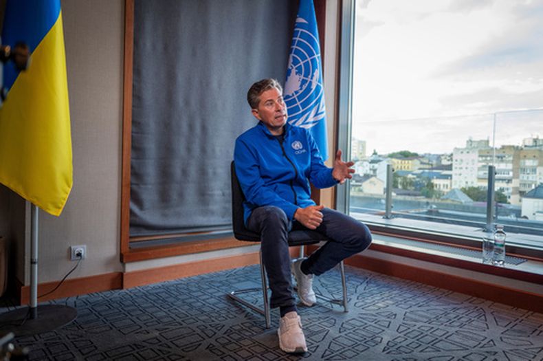 Tom Fletcher, jefe de Naciones Unidas para Asuntos Humanitarios y Coordinador de Socorro de Emergencia, habla durante una entrevista en Kiev, Ucrania, el miércoles 19 de agosto de 2026. (Foto AP/Dan Bashakov)