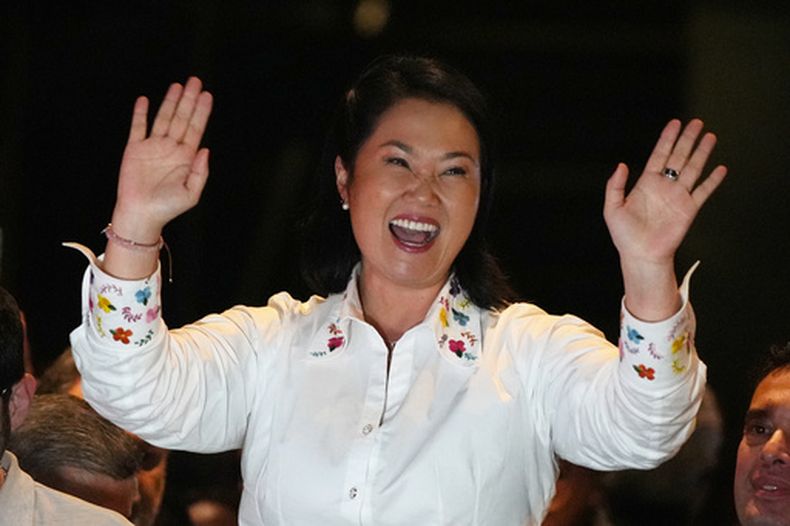 La candidata presidencial Keiko Fujimori, del partido Fuerza Popular, saluda tras el cierre de las urnas después de la segunda vuelta de las elecciones presidenciales en Lima, Perú, el domingo 7 de junio de 2026. (AP Foto/Guadalupe Pardo)
