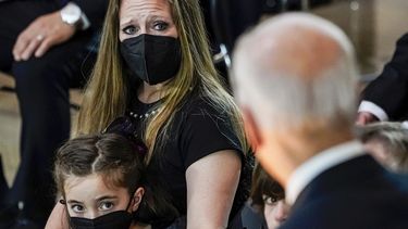Biden rinde homenaje a policía arrollado frente al Capitolio