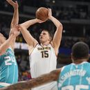 Jokic firma otro triple-doble y Nuggets vence a Hornets