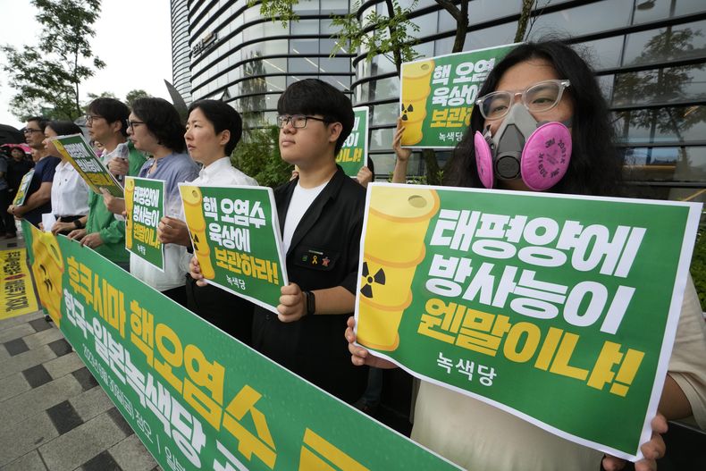 Activistas ambientales protestan la decisión del gobierno japonés de liberar aguas residuales radiactivas de la planta nuclear destruida de Fukushima, cerca de la embajada japonesa en Seúl, Corea del Sur, viernes 30 de junio de 2023. (AP Photo/Ahn Young-joon)