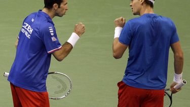 americateve | Los jugadores de Rep&uacute;blica Checa, Radek Stepanek, izquierda, y Tomas Berdych, festejan un punto contra los serbios Nenad Zimonjic e Ilija Bozoljac en la final de la Copa Davis el s&aacute;bado, 16 de noviembre de 2013, en Belgrado.(AP Photo/ Marko