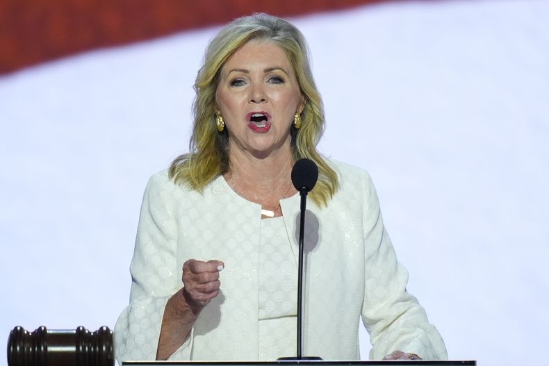 ARCHIVO - La senadora Marsha Blackburn, republicana de Tennessee, habla durante el primer día de la Convención Nacional Republicana, el 15 de julio de 2024, en Milwaukee. (AP Foto/J. Scott Applewhite, Archivo)