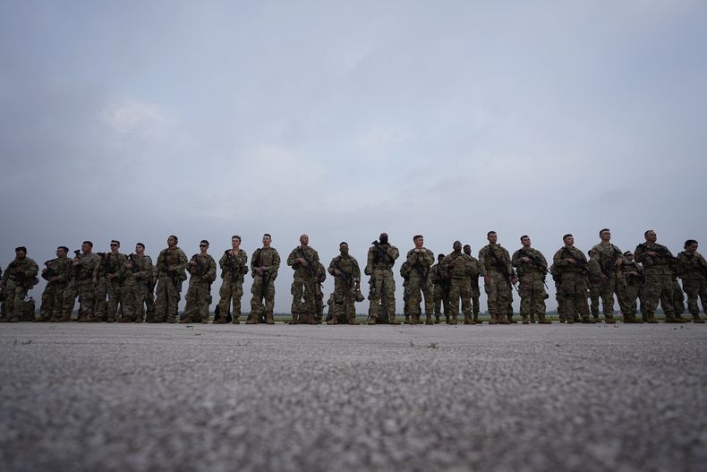 Miembros de la Guardia Nacional de Texas se preparan a ser desplegados hacia la frontera entre Texas y México, el lunes 8 de mayo de 2023, en Austin Texas. La medida conocida como Título 42, una norma federal que le permitía al gobierno regular estrictamente los ingresos fronterizos para prevenir la propagación del COVID-19, está programada a concluir esta semana. (AP Foto/Eric Gay)