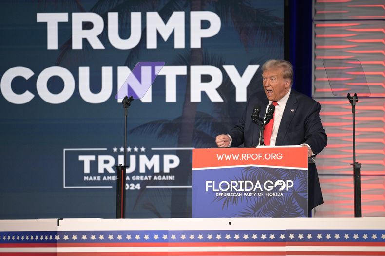 El expresidente Donald Trump se dirige a los asistentes a la Cumbre de la Libertad del Partido Republicano de Florida, el sábado 4 de noviembre de 2023, en Kissimmee, Florida. (AP Foto/Phelan M. Ebenhack)