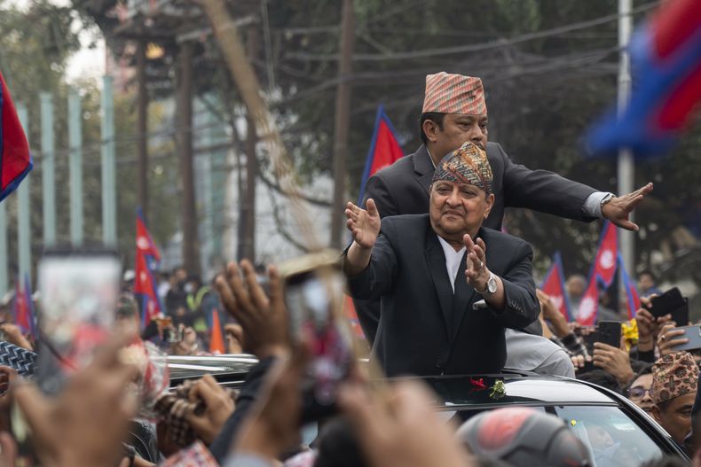 El depuesto rey de Nepal Gyanendra Shah al llegar al Aeropuerto Internacional Tribhuvan en Katmandú, Nepal, el 9 de marzo del 2025. (AP foto/Niranjan Shrestha)