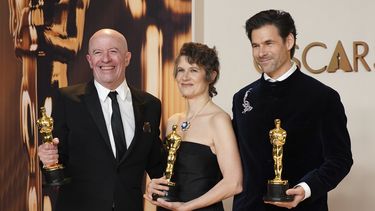 Desde la izquierda, Jacques Audiard, Camille y Clement Ducol, ganadores del Oscar en la categoría de canción original por El Mal de Emilia Perez, posan en la sala de prensa de los premios el domingo 2 de marzo de 2025 en el Teatro Dolby de Los Ángeles. (Foto, Jordan Strauss/Invision/AP)