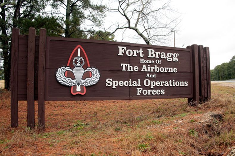 Un letrero anuncia la llegada a Fort Bragg, el 4 de enero de 2020, en Carolina del Norte. (AP Foto/Chris Seward, Archivo)