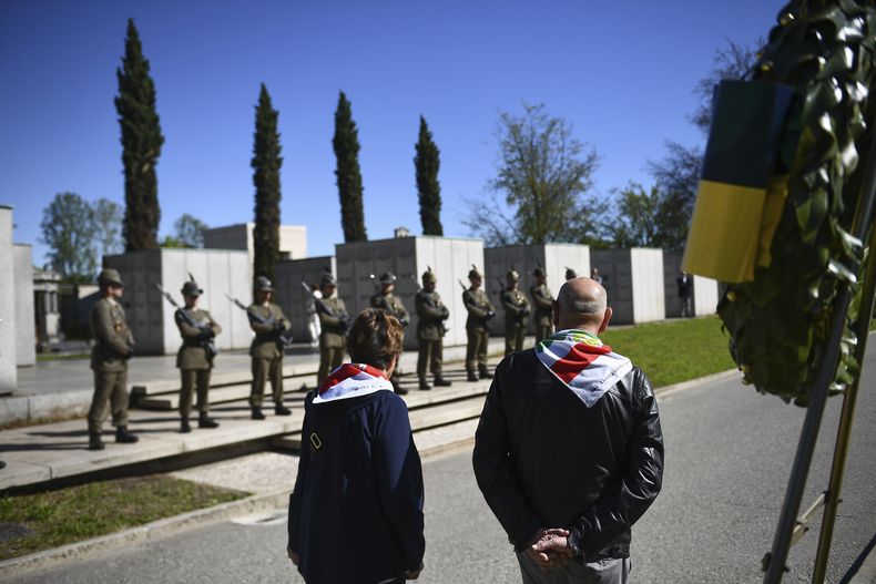 La gente participa en una ceremonia para conmemorar el Día de la Liberación en Turín, Italia, el viernes 25 de abril de 2025. (Alberto Gandolfo/LaPresse vía AP)