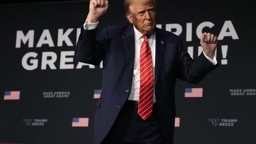 El expresidente Donald Trump baila en el escenario durante un mitin, el domingo 29 de octubre de 2023, en Sioux City, Iowa. (AP Foto/Charlie Neibergall)