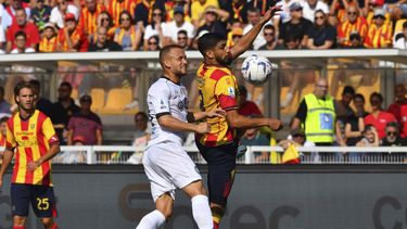 Hamza Rafia del Lecce pelea con Stanislav Lobotka del Napoli por el balón en el encuentro de la Serie A el sábado 30 de septiembre del 2023. (Giovanni Evangelista/LaPresse via AP)
