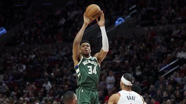 Bucks superan a Blazers 127-108 para su 8vo triunfo al hilo