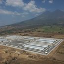 ARCHIVO - Esta fotografía aérea del 5 de marzo de 2023 muestra una enorme cárcel de nombre Centro de Confinamiento del Terrorismo (CECOT), en Tecoluca, El Salvador. En días posteriores esta prisión recibió presuntos pandilleros venezolanos deportados por Estados Unidos. (AP Foto/Salvador Melendez, archivo)