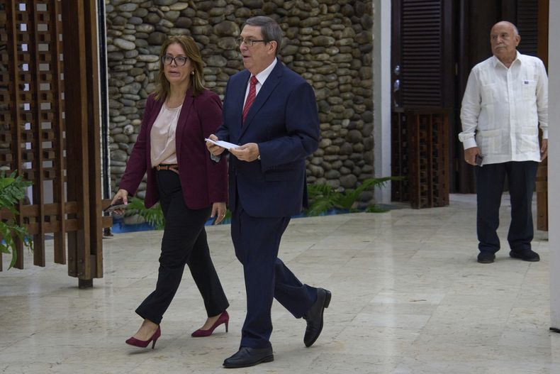 El ministro de Relaciones Exteriores de Cuba, Bruno Rodríguez (centro) llega para ofrecer una conferencia de prensa sobre el informe anual del gobierno sobre el embargo estadounidense a Cuba, el miércoles 17 de septiembre de 2025. (Foto AP/Ramón Espinosa)