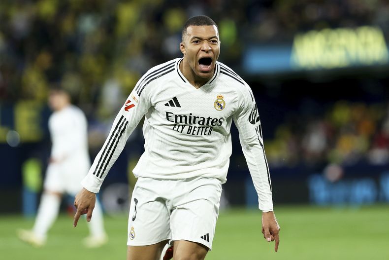 Kylian Mbappé del Real Madrid celebra tras anotar el segundo gol en el encuentro de la liga española ante el Villarreal, el sábado 15 de marzo de 2025. (AP Foto/Alberto Saiz)