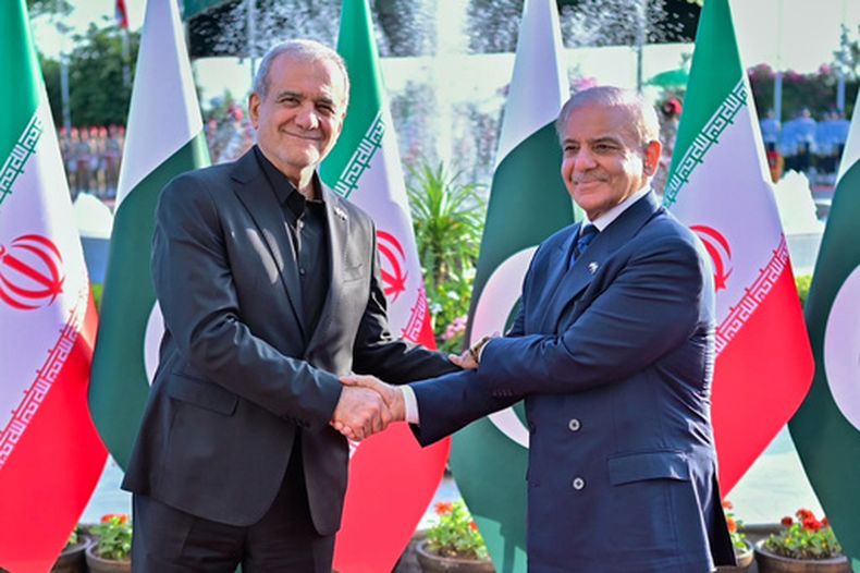 En esta foto difundida por la Oficina del Primer Ministro de Pakistán, se ve al presidente de Irán, Masoud Pezeshkian, a la izquierda, dando la mano al primer ministro de Pakistán, Shehbaz Sharif, durante una ceremonia de bienvenida en Islamabad, Pakistán, el martes 23 de junio de 2026. (Oficina del Primer Ministro de Pakistán vía AP)