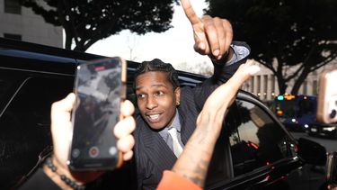 A$AP Rocky hace un gesto por la ventanilla de un vehículo mientras sale del tribunal después de haber sido declarado inocente en su juicio el martes 18 de febrero de 2025 en Los Ángeles. (Foto AP/Damian Dovarganes)