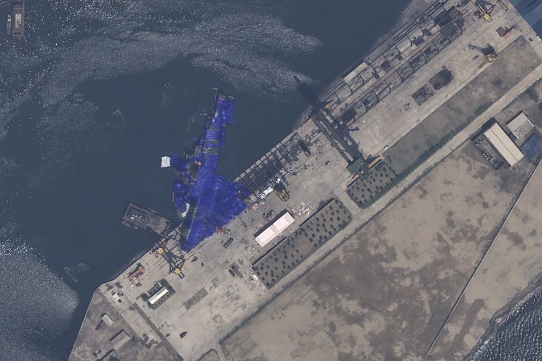 Esta imagen satelital difundida por Airbus DS muestra una lona azul que cubre un destructor norcoreano después de que sufrió un percance durante su botadura, el jueves 22 de mayo de 2025, en Chongjin, Corea del Norte. (Airbus DS vía AP)