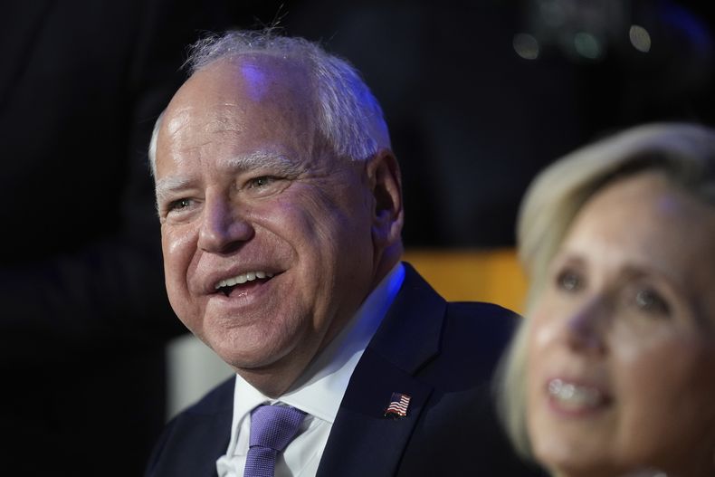 El candidato vicepresidencial demócrata Tim Walz y su esposa Gwen Walz en la Convención Nacional Demócrata en Chicago el 19 de agosto del 2024. (Foto AP/Erin Hooley)