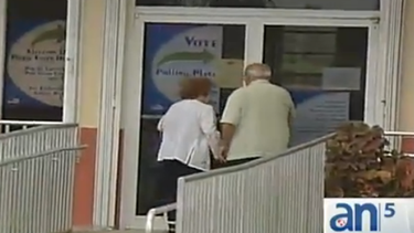americateve | Las elecciones no presidenciales en Hialeah vivieron hoy una jornada matizada por el entusiasmo de los voluntarios de campaña y la poca asistencia de los votantes.