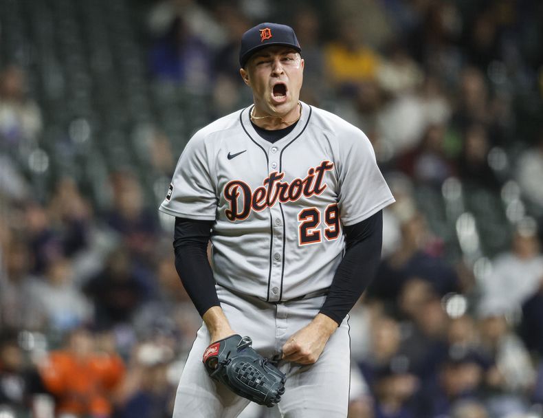 El abridor Tarik Skubal, de los Tigres de Detroit, reacciona después de ponchar a Rhys Hoskins, de los Cerveceros de Milwaukee, con la casa llena durante la sexta entrada del juego de béisbol de Grandes Ligas, el lunes 14 de abril de 2025, en Milwaukee. (AP Foto/Jeffrey Phelps)