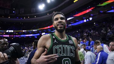 Jayson Tatum, festeja luego del tercer partido de las semifinales de la Conferencia Este, una victoria en casa de los 76ers de Filadelfia, el viernes 5 de mayo de 2023 (AP Foto/Matt Slocum)