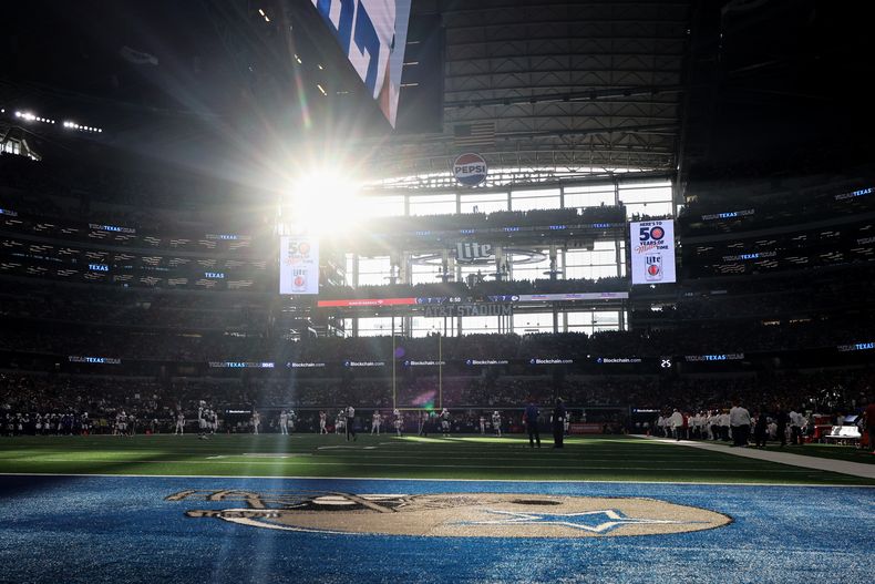 El sol brilla detrás de las grandes ventanas del AT&T Stadium, durante el partido entre los Cowboys de Dallas y los Chiefs de Kansas City (AP Foto/Gareth Patterson)