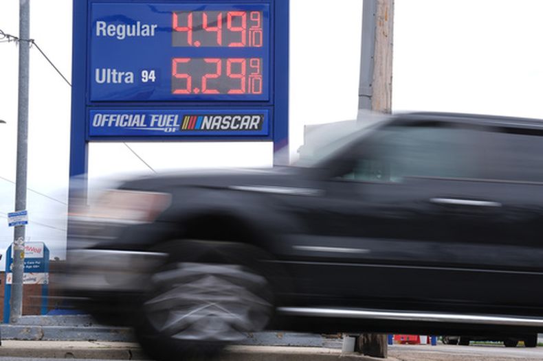 Un vehículo pasa junto a un cartel con precios de combustible en una gasolinera en Filadelfia, el viernes 27 de marzo de 2026. (AP Foto/Matt Rourke)