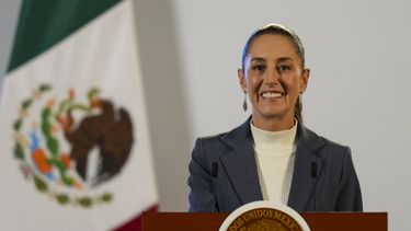 ARCHIVO - La presidenta mexicana Claudia Sheinbaum ofrece una conferencia de prensa desde el Palacio Nacional en la Ciudad de México, el 2 de octubre de 2024, la mañana después de su toma de posesión. (AP Foto/Fernando Llano, Archivo)