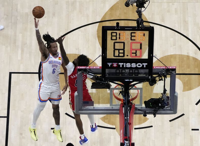 El alero del Thunder de Oklahoma City Jaylin Williams lanza el balón sobre el alero de los Pelicans de Nueva Orleans Naji Marshal en el juego 3 de la serie de primera ronda de la postemporada el sábado 27 de abril del 2024. (AP Foto/Gerald Herbert)