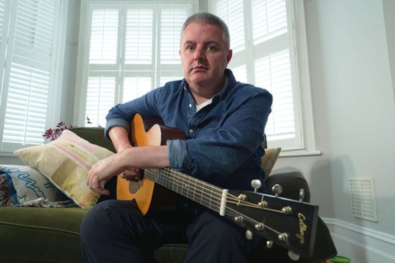El músico Samuel Smith posa para una foto en su casa de Londres, el martes 12 de mayo de 2026. (AP Foto/Mustakim Hasnath)
