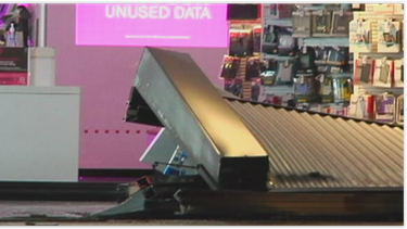 autoridades investigan robo en tienda de celulares