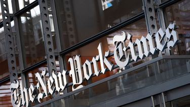 ARCHIVO - Un cartel del The New York Times se ve a la entrada de s edificio en Nueva York, el 6 de mayo de 2021. (AP Foto/Mark Lennihan, Archivo)