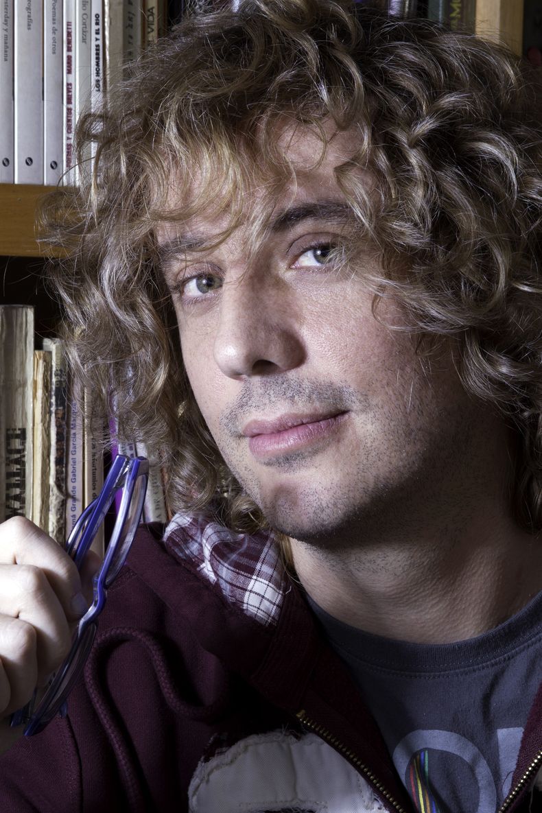 En esta foto del 26 de mayo del 2012, el escritor chileno Jos&eacute; Ignacio Valenzuela, tambi&eacute;n conocido como Chascas, posa en Santiago, Chile. (AP Foto/Rod Pinto-Hoffmann v&iacute;a Jos&eacute; Ignacio Valenzuela, Archivo)