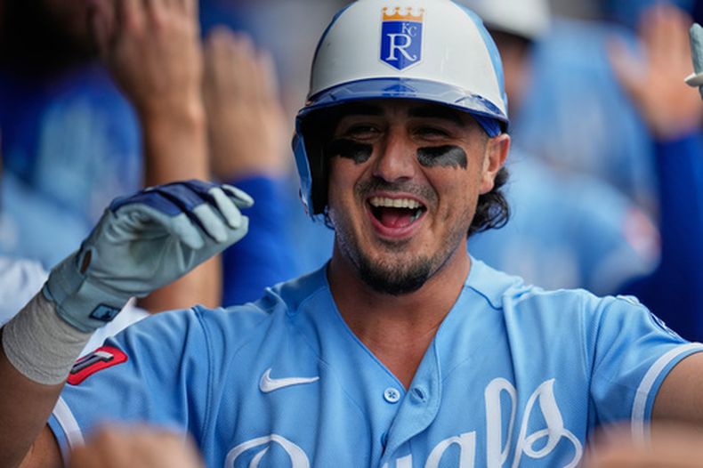 Josh Rojas es felicitado en el dugout por sus compañeros tras su jonrón en la octava entrada ante los Guardianes de Cleveland el sábado 29 de agosto del 2026. (AP Foto/Sue Ogrocki)