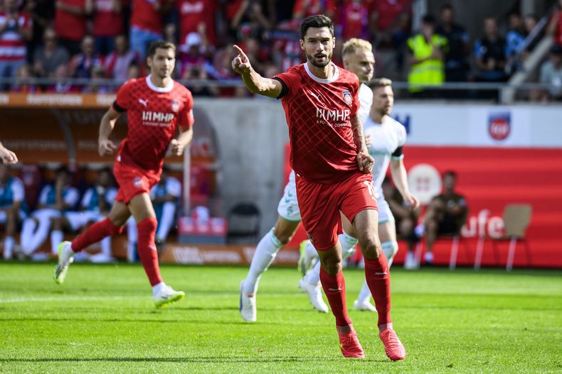 Tim Kleindienst anota el primer gol de Heidenheim en el partido contra Werder Bremen en la Bundesliga, el domingo 17 de septiembre de 2023, en Heidenheim. (Tom Weller/dpa vía AP)