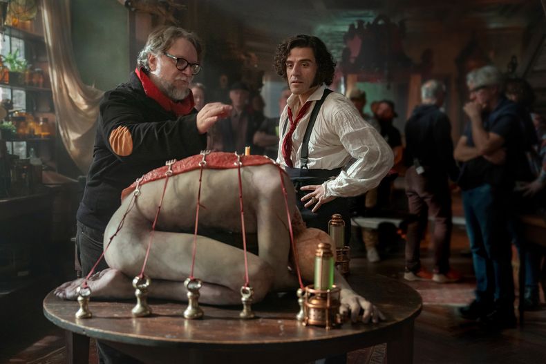 Esta imagen difundida por Netflix muestra al director Guillermo del Toro, a la izquierda, y Oscar Isaac en el set de Frankenstein. (Ken Woroner/Netflix via AP)