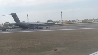 momento en que boeing c-17 descarga flota del servicio secreto de eeuu  en cuba