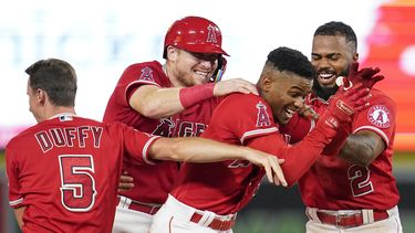 Angelinos superan a Tigres con sencillo de Sierra en la 10ma