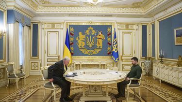 El enviado especial de EEUU para Ucrania y Rusia, Keith Kellogg, a la izquierda, y el presidente de Ucrania, Volodymyr Zelenskyy, asisten a su reunión en Kiev, el 20 de febrero de 2025. (AP Foto/Evgeniy Maloletka)
