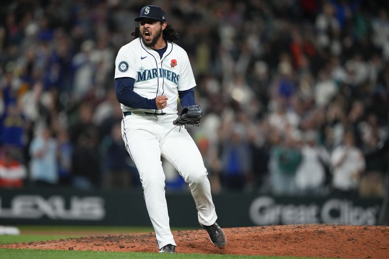 Andrés Muñoz, relevista de los Marineros de Seattle, reacciona después de acreditarse el salvamento en la victoria por 3-2 sobre los Astros de Houston, en el juego de béisbol del lunes 27 de mayo de 2024, en Seattle. (AP Foto/Lindsey Wasson)