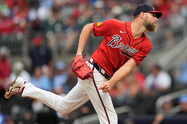 El lanzador de los Bravos de Atlanta, Chris Sale (51), trabaja en la primera entrada de un partido de béisbol contra los Ranger de Texas, el viernes 17 de julio de 2026, en Atlanta. (Foto AP/Mike Stewart)