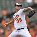 El abridor de los Orioles de Baltimore Kyle Bradish lanza en la primera entrada del juego ante los Marlins de Miami el domingo 16 de julio del 2023. (AP Foto/Terrance Williams)