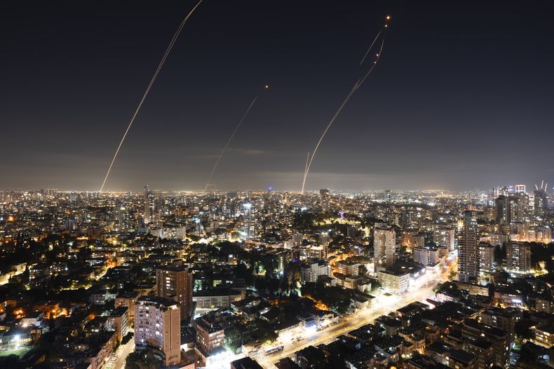 El sistema de defensa antiaérea israelí Cúpula de Hierro, dispara misiles para interceptar un cohete lanzado desde la Franja de Gaza, en el centro de Israel, el 5 de noviembre de 2023. (AP Foto/Oded Balilty)