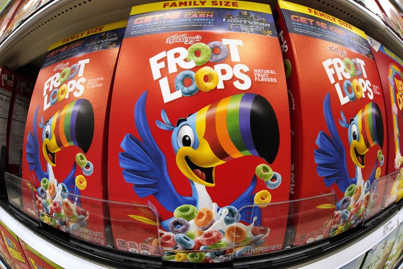 ARCHIVO - Cajas de cereales Froot Loops de Kelloggs se exhiben en un supermercado Target en Pittsburgh, el 16 de noviembre de 2022. (Foto AP/Gene J. Puskar, Archivo)