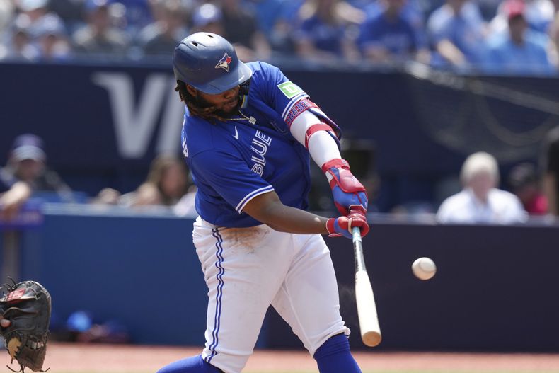 Vladimir Guerrero Jr. de los Azulejos de Toronto conecta un jonrón ante los Padres de San Diego, el jueves 20 de julio de 2023. (Chris Young/The Canadian Press vía AP)