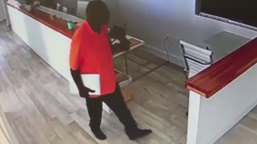 captado en camara: ladron se roba una computadora y un ipad de una oficina