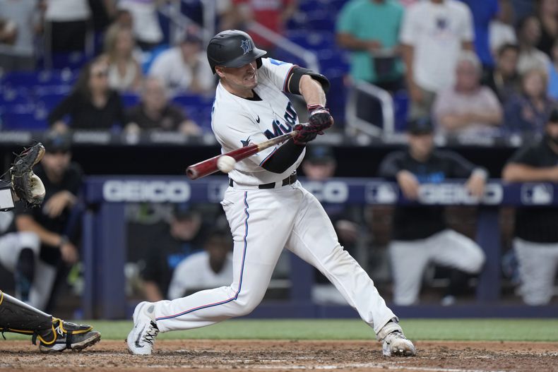Nick Fortes, de los Marlins de Miami, batea un sencillo para producir la carrera de la victoria durante la novena entrada del juego de béisbol en contra de los Padres de San Diego, el miércoles 31 de mayo de 2023, en Miami. (AP Foto/Wilfredo Lee)